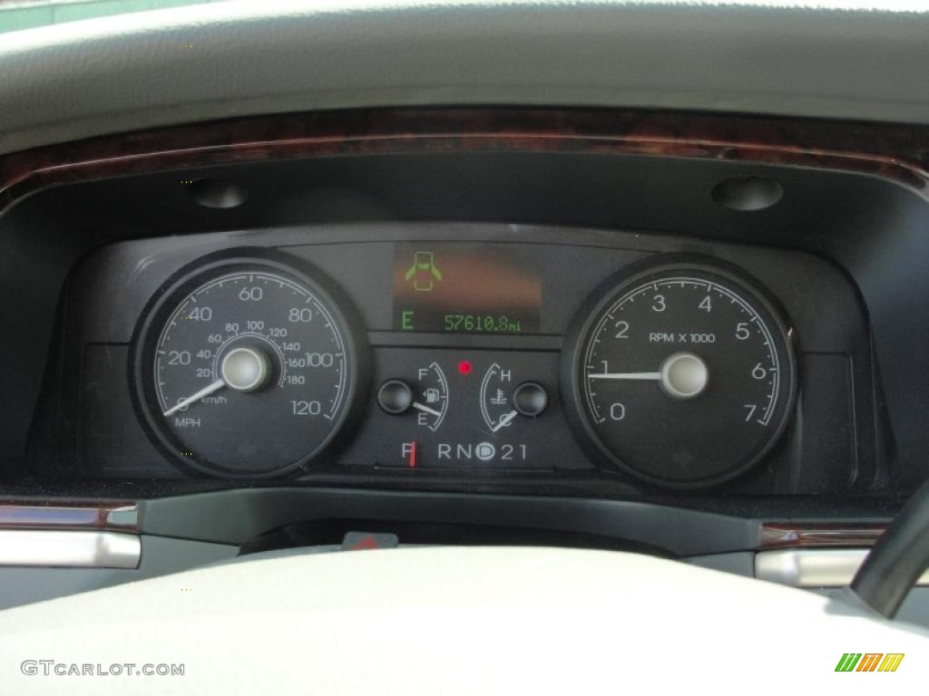 2007 Lincoln Town Car Signature Limited Gauges Photo #40036482