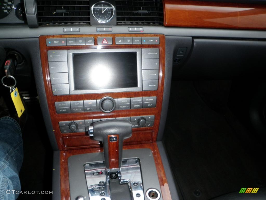 2004 Volkswagen Phaeton V8 4Motion Sedan Controls Photo #40045598