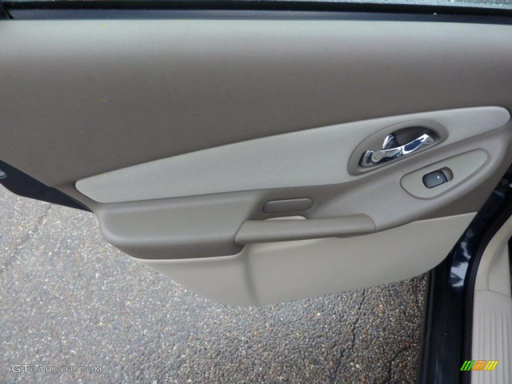 2004 Chevrolet Malibu LS V6 Sedan Neutral Door Panel Photo #40051268