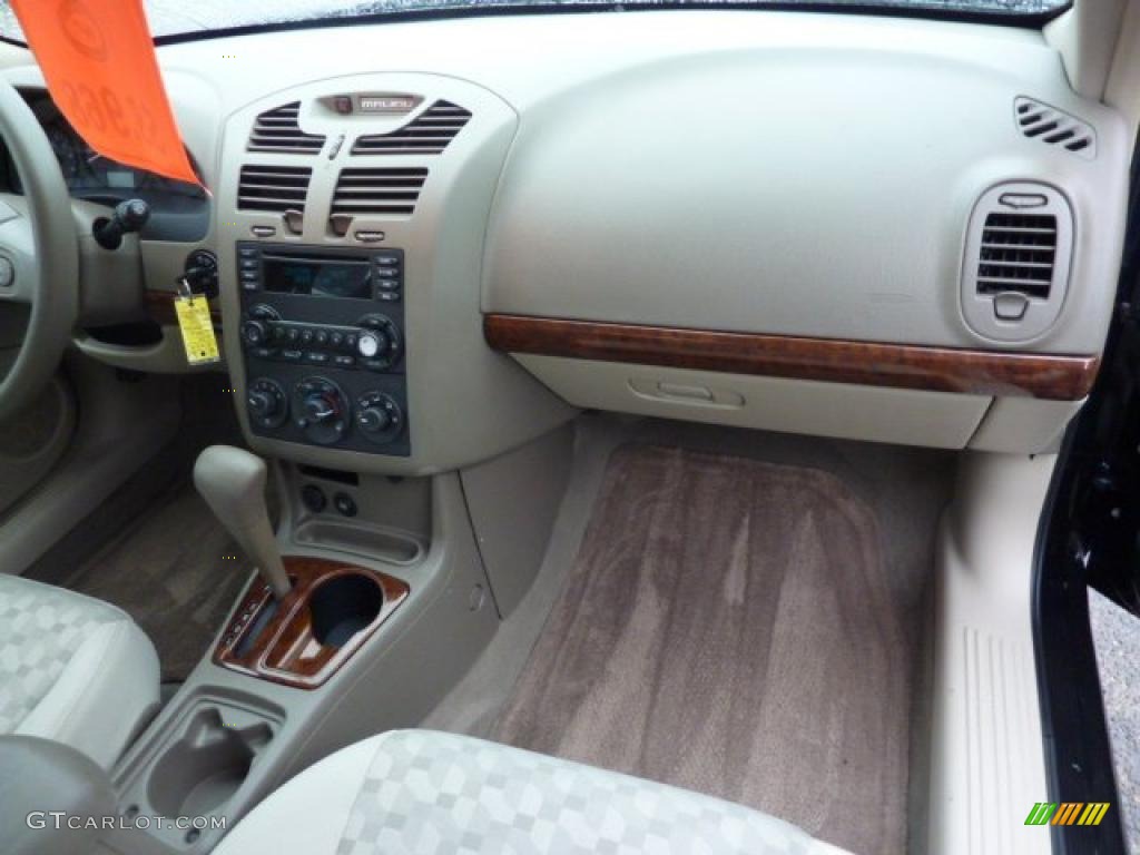 2004 Chevrolet Malibu LS V6 Sedan Neutral Dashboard Photo #40051292