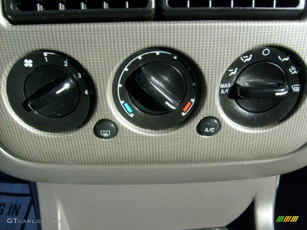 2004 Explorer XLT 4x4 - Dark Blue Pearl Metallic / Graphite photo #25