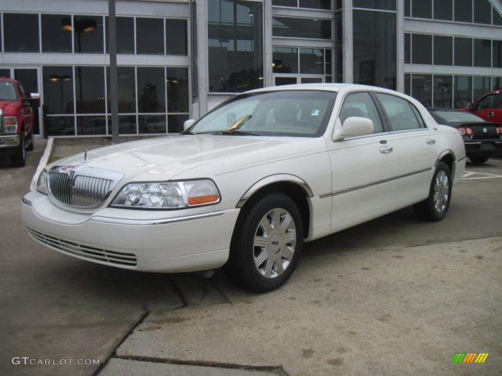 2005 Town Car Signature Limited - Ceramic White Tri-Coat / Light Parchment/Medium Dark Parchment photo #1