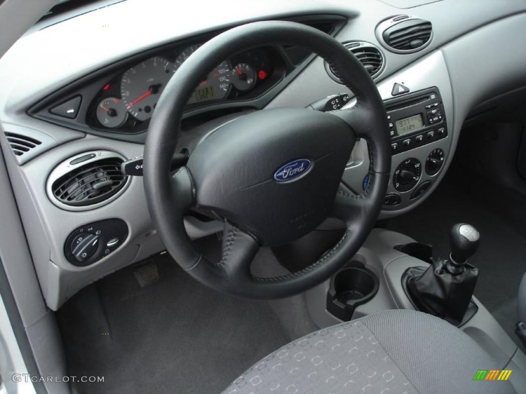 2003 Ford Focus ZX3 Coupe Dark Charcoal Dashboard Photo #40056763