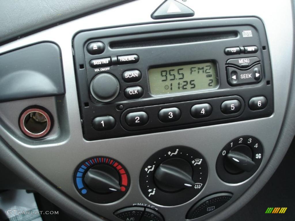 2003 Ford Focus ZX3 Coupe Controls Photo #40056799