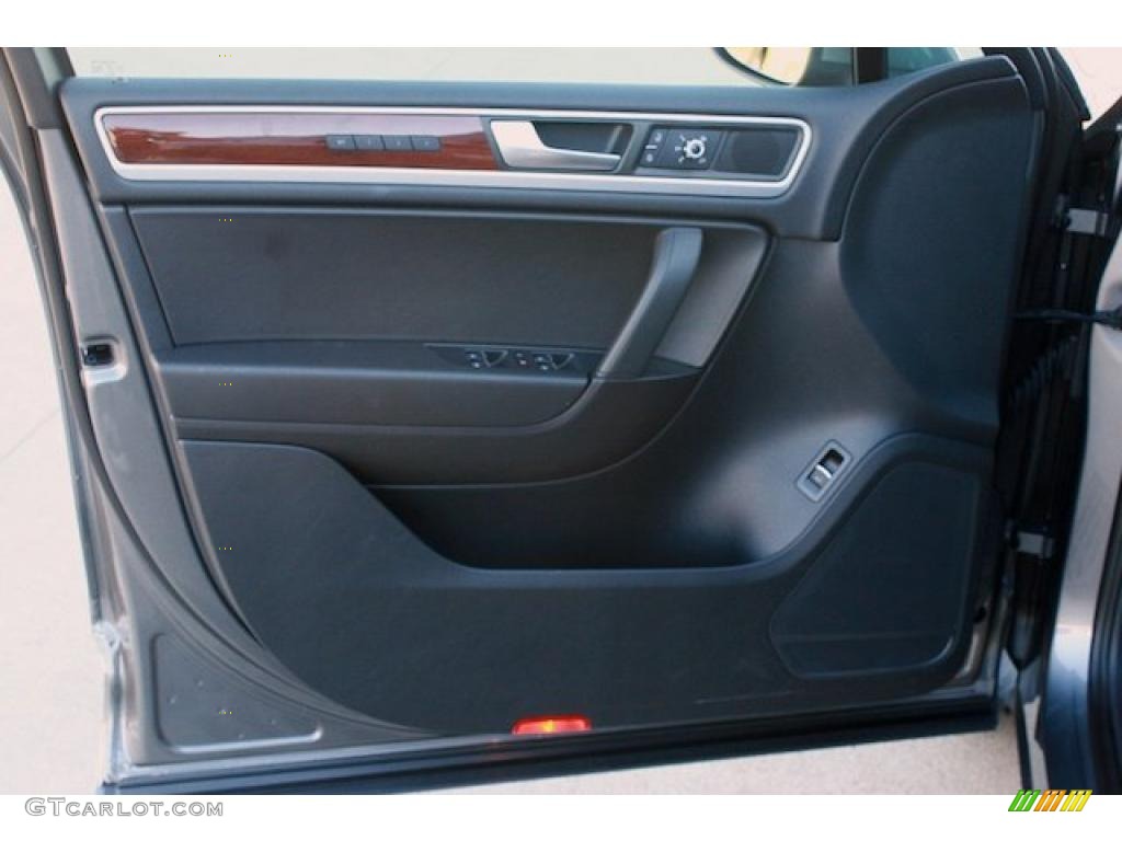 2011 Volkswagen Touareg VR6 FSI Lux 4XMotion Black Anthracite Door Panel Photo #40060027