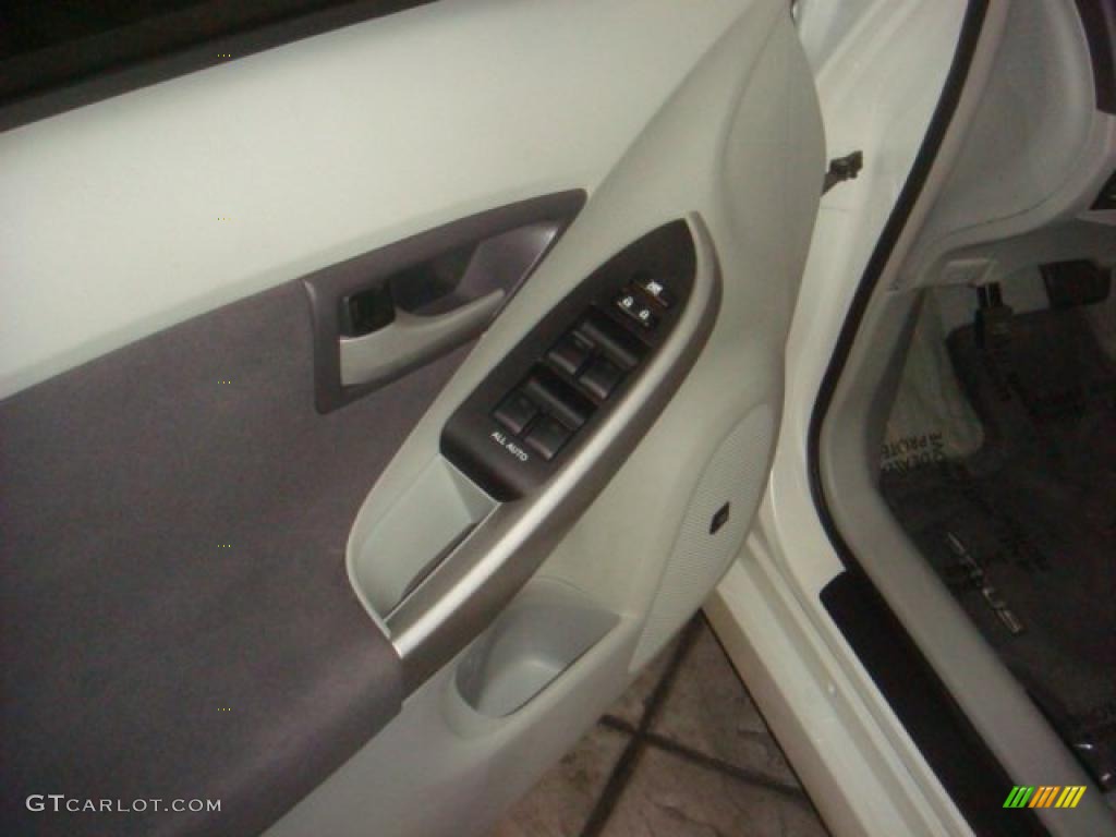 2010 Prius Hybrid III - Blizzard White Pearl / Misty Gray photo #17