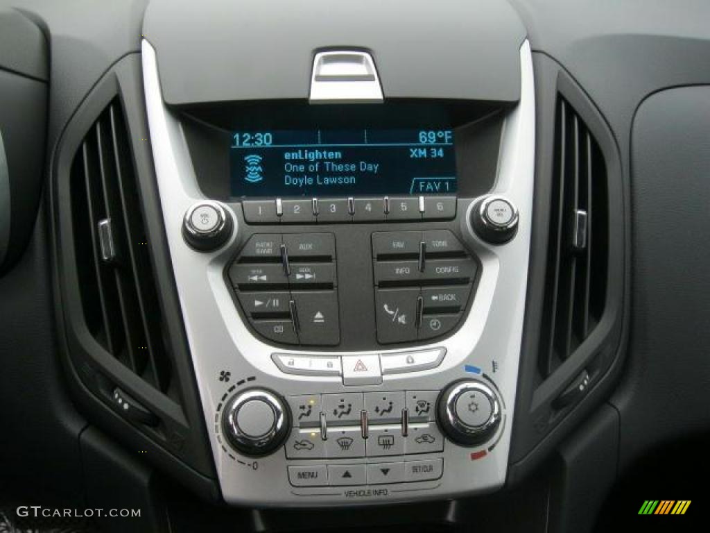 2011 Chevrolet Equinox LT Controls Photo #40084471