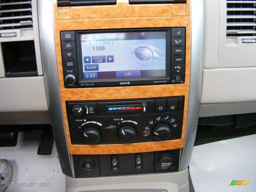 2008 Chrysler Aspen Limited 4WD Controls Photo #40090555
