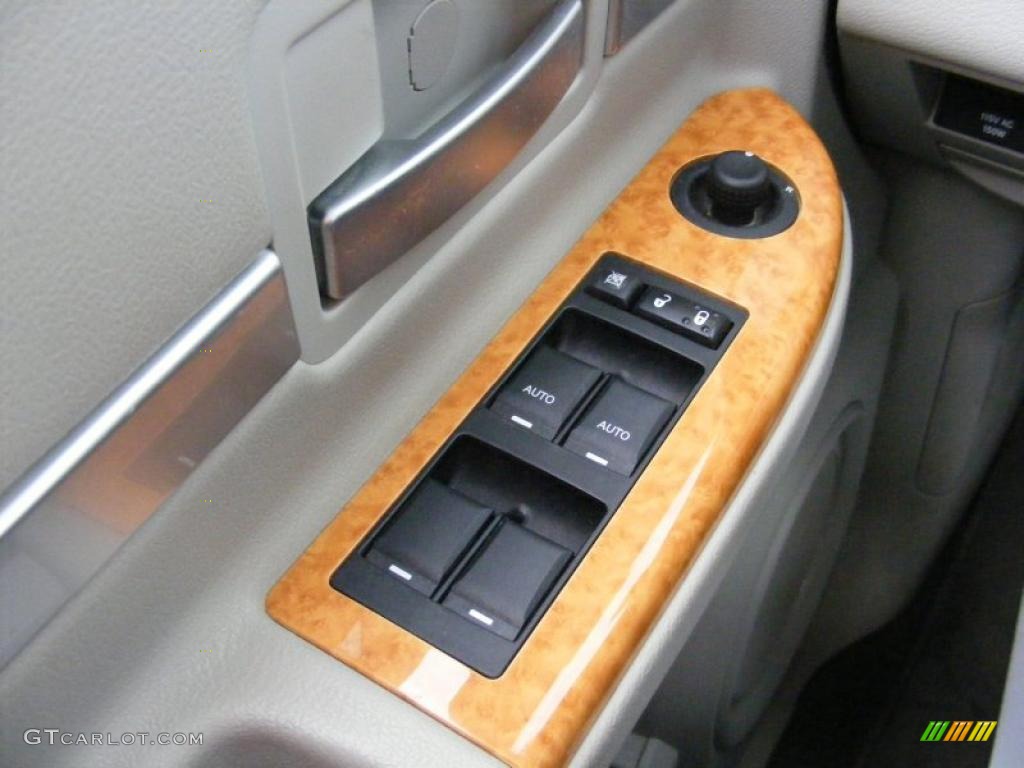 2008 Chrysler Aspen Limited 4WD Controls Photo #40090607