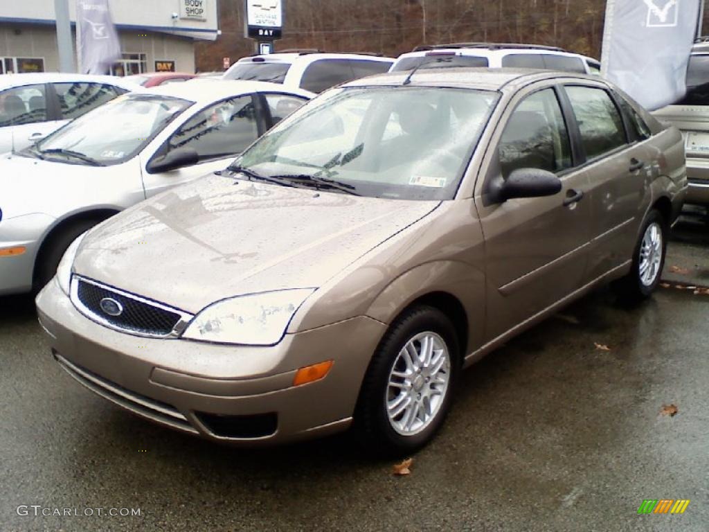 2005 Focus ZX4 SE Sedan - Arizona Beige Metallic / Dark Pebble/Light Pebble photo #2