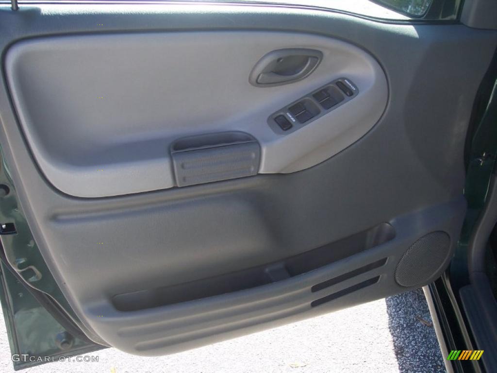 2003 Chevrolet Tracker LT Hard Top Medium Gray Door Panel Photo #40105791