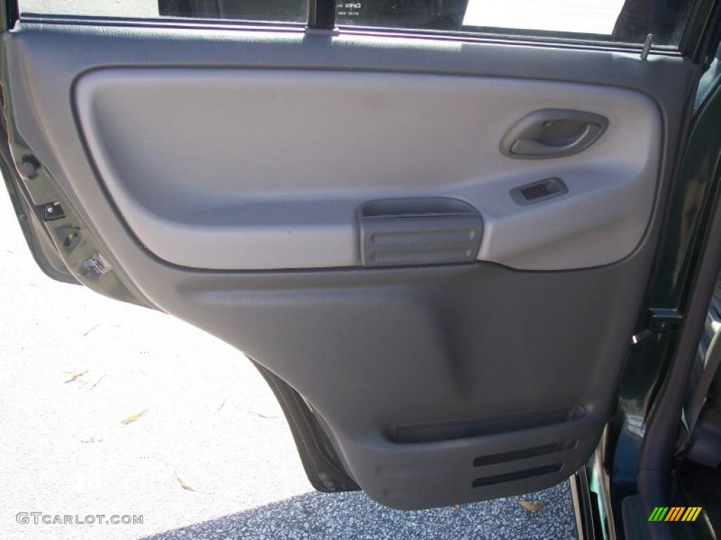 2003 Chevrolet Tracker LT Hard Top Medium Gray Door Panel Photo #40105815