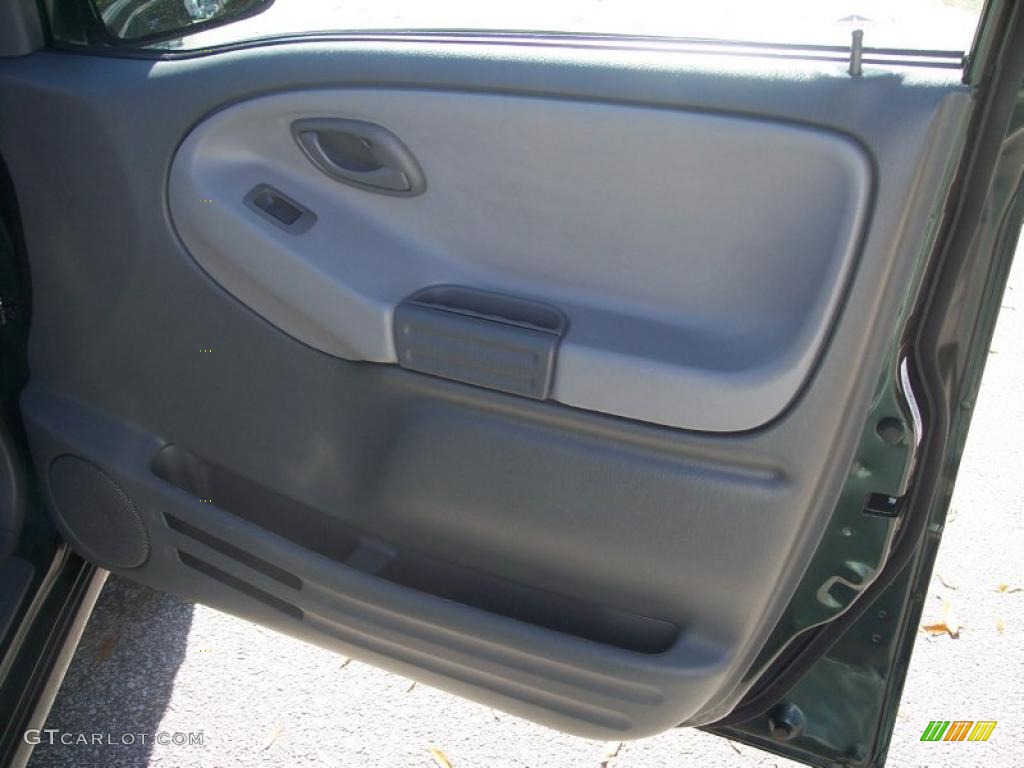 2003 Chevrolet Tracker LT Hard Top Medium Gray Door Panel Photo #40105828