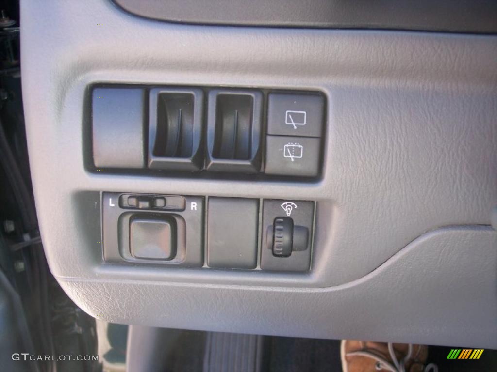 2003 Chevrolet Tracker LT Hard Top Controls Photo #40105971