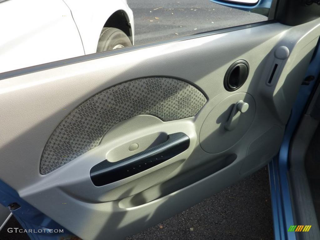 2004 Chevrolet Aveo Hatchback Gray Door Panel Photo #40107867