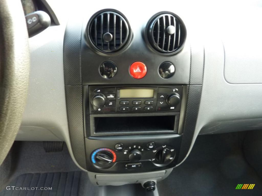 2004 Chevrolet Aveo Hatchback Controls Photo #40107899