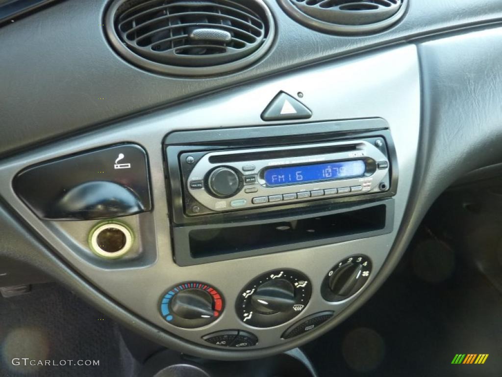 2000 Ford Focus ZX3 Coupe Controls Photo #40108075