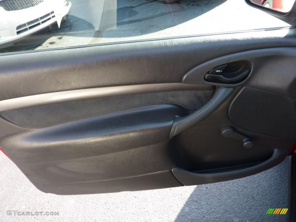 2000 Ford Focus ZX3 Coupe Dark Charcoal Door Panel Photo #40108159