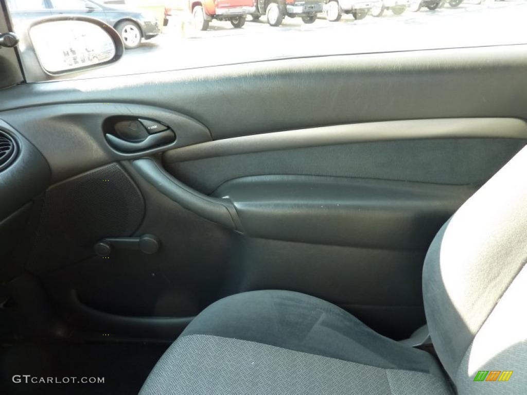 2000 Ford Focus ZX3 Coupe Dark Charcoal Door Panel Photo #40108199