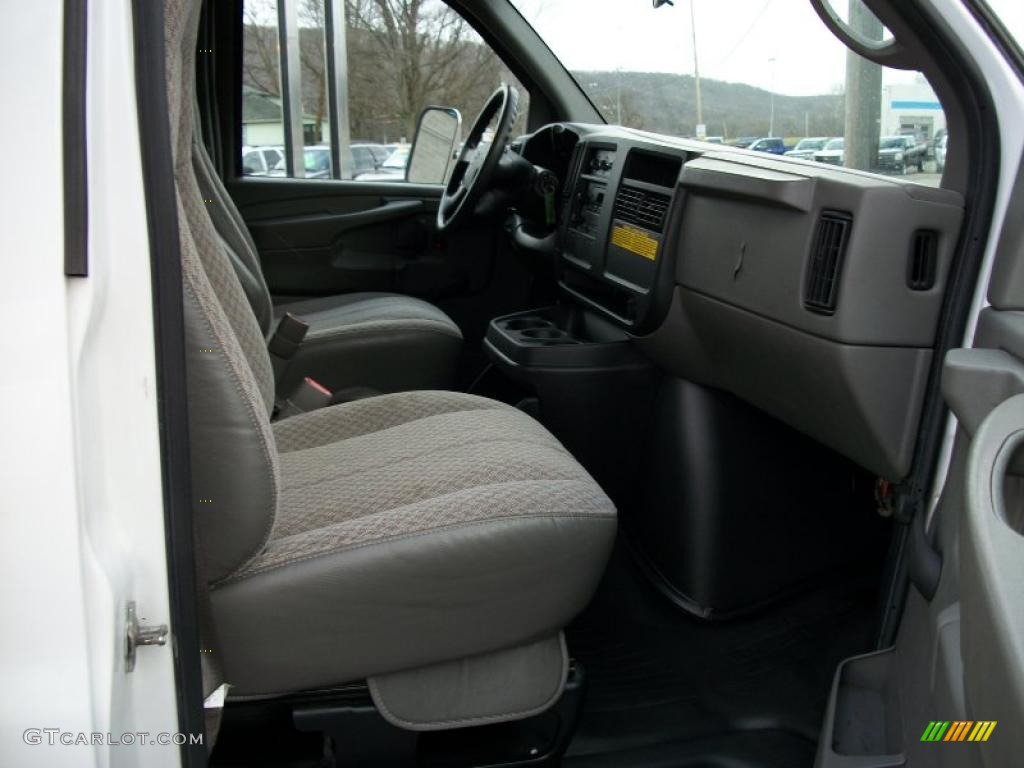 Medium Dark Pewter Interior 2006 Chevrolet Express 3500 Cutaway Moving Van Photo #40108951