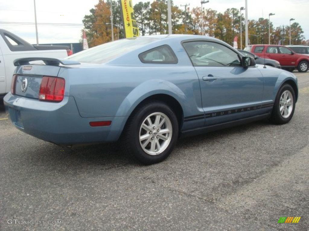 2006 Mustang V6 Deluxe Coupe - Windveil Blue Metallic / Dark Charcoal photo #6