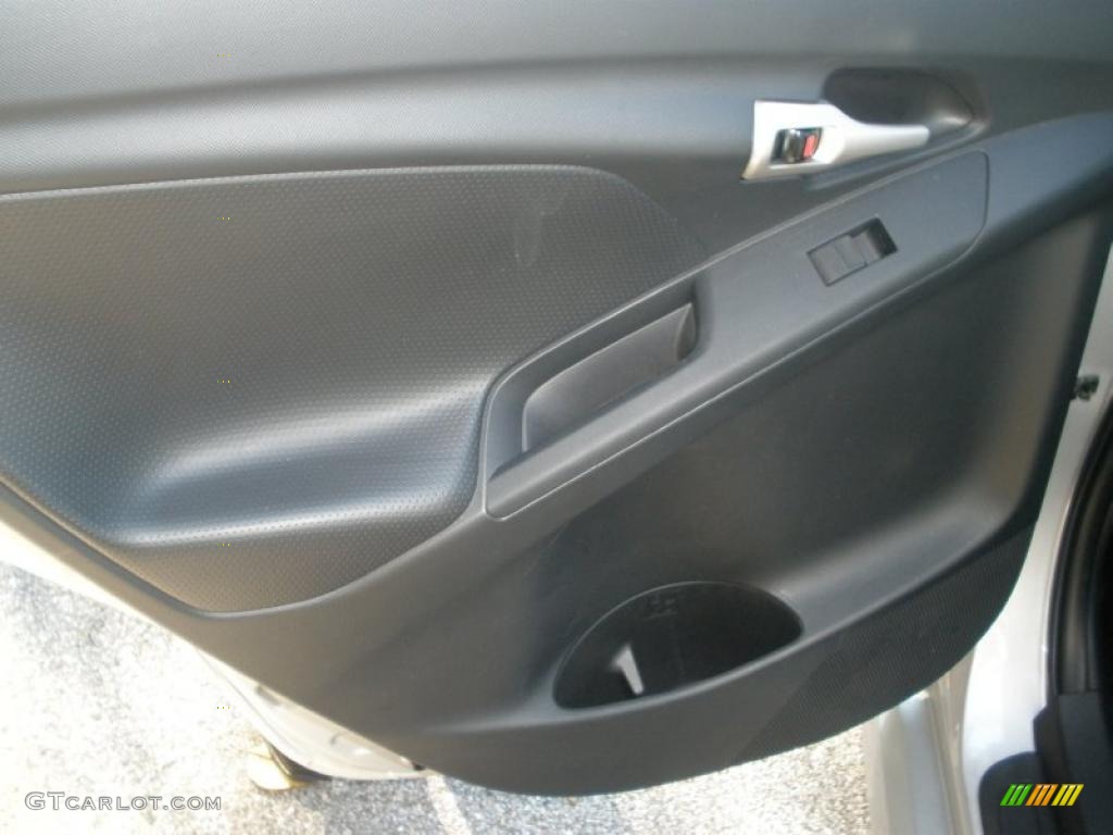 2010 Pontiac Vibe GT Ebony Door Panel Photo #40121371
