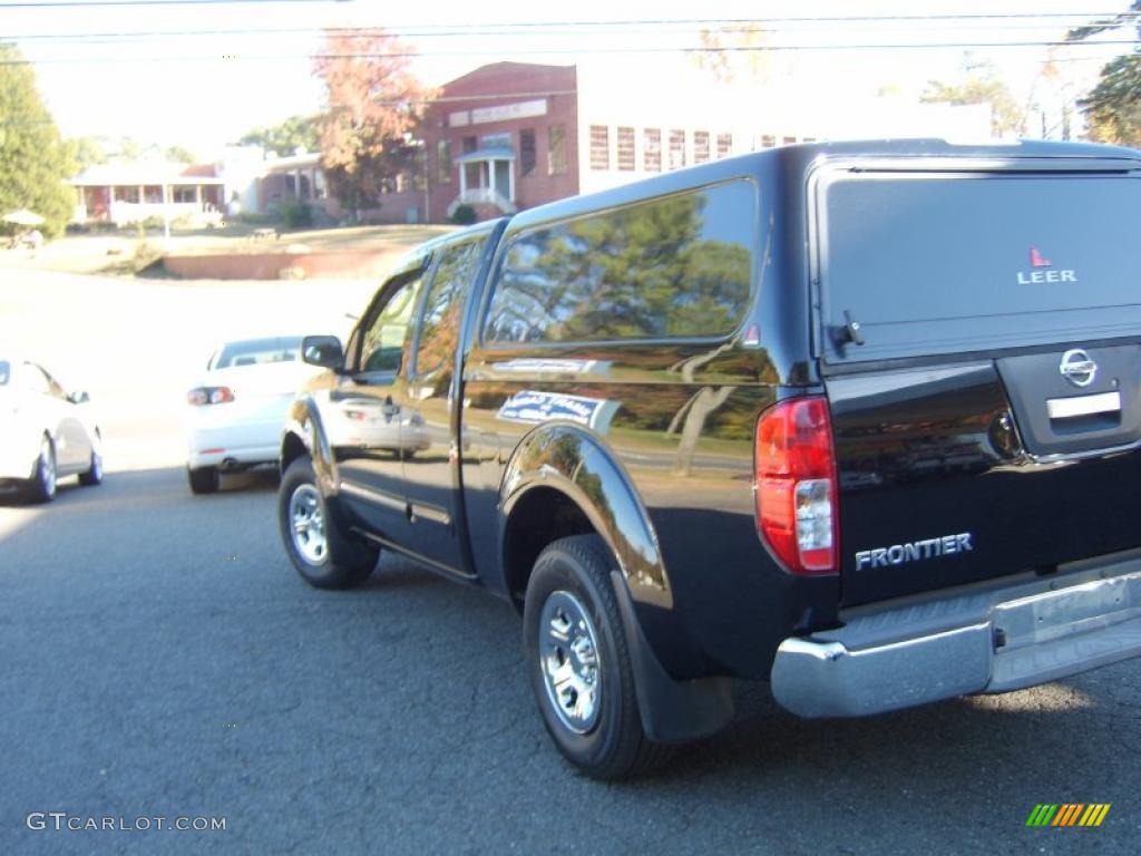 2006 Frontier XE King Cab - Super Black / Charcoal photo #5