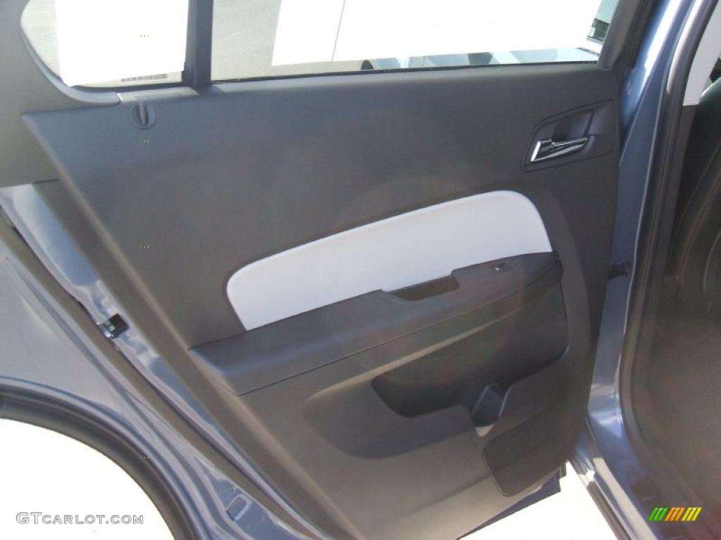 2011 Chevrolet Equinox LT Light Titanium/Jet Black Door Panel Photo #40126884