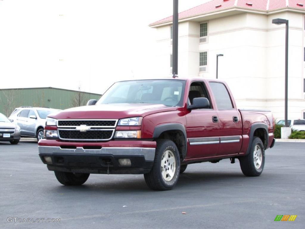 2006 Silverado 1500 Z71 Crew Cab 4x4 - Sport Red Metallic / Medium Gray photo #12