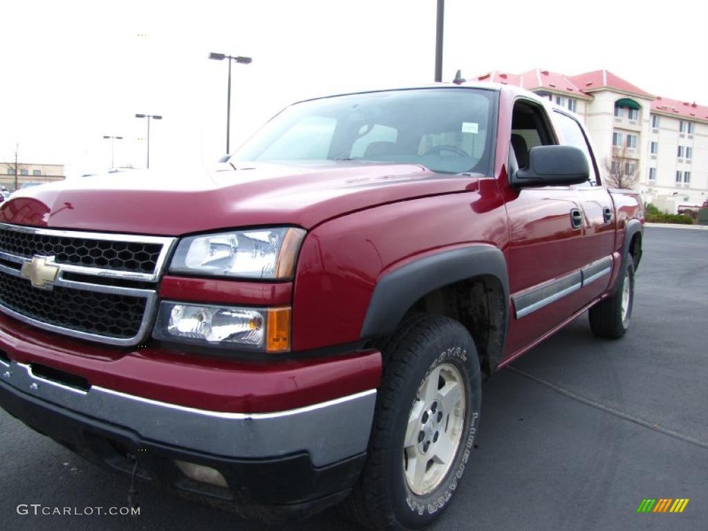 2006 Silverado 1500 Z71 Crew Cab 4x4 - Sport Red Metallic / Medium Gray photo #14