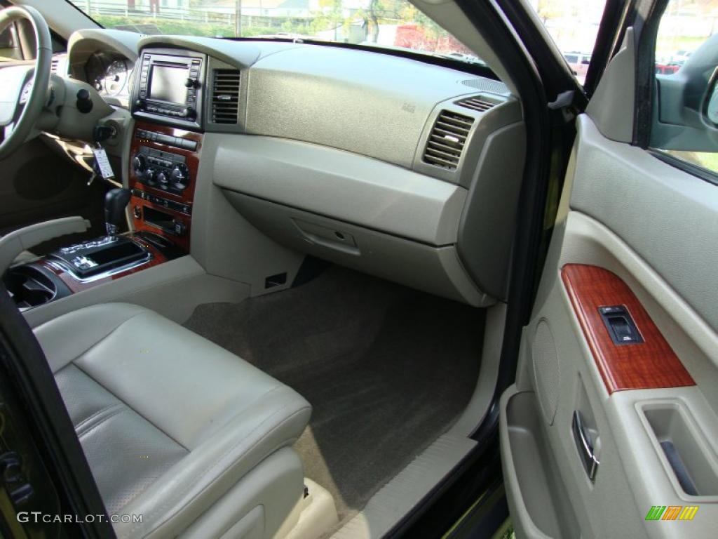 2006 Grand Cherokee Limited 4x4 - Black / Khaki photo #17