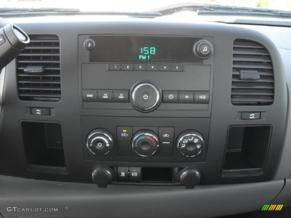 2011 Chevrolet Silverado 2500HD Extended Cab 4x4 Controls Photo #40149305
