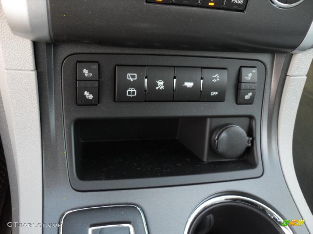2011 Chevrolet Traverse LT Controls Photo #40157157