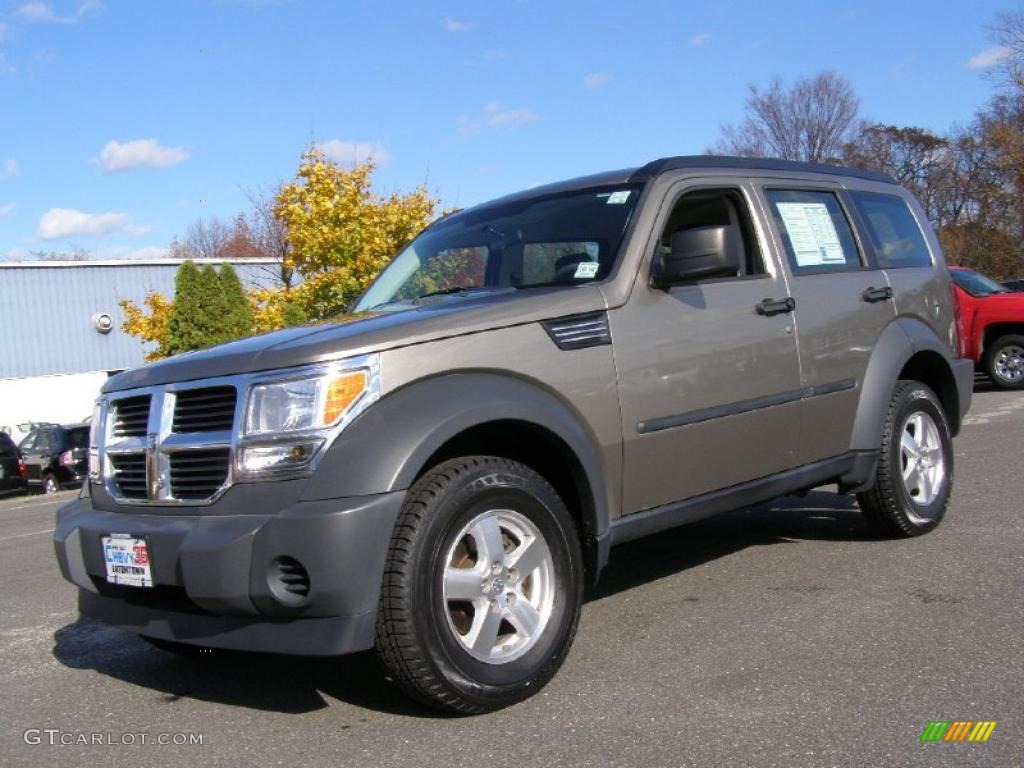 2007 Nitro SXT 4x4 - Light Khaki Metallic / Dark Slate Gray photo #1