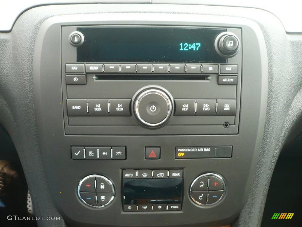 2011 Buick Enclave CXL AWD Controls Photo #40168081