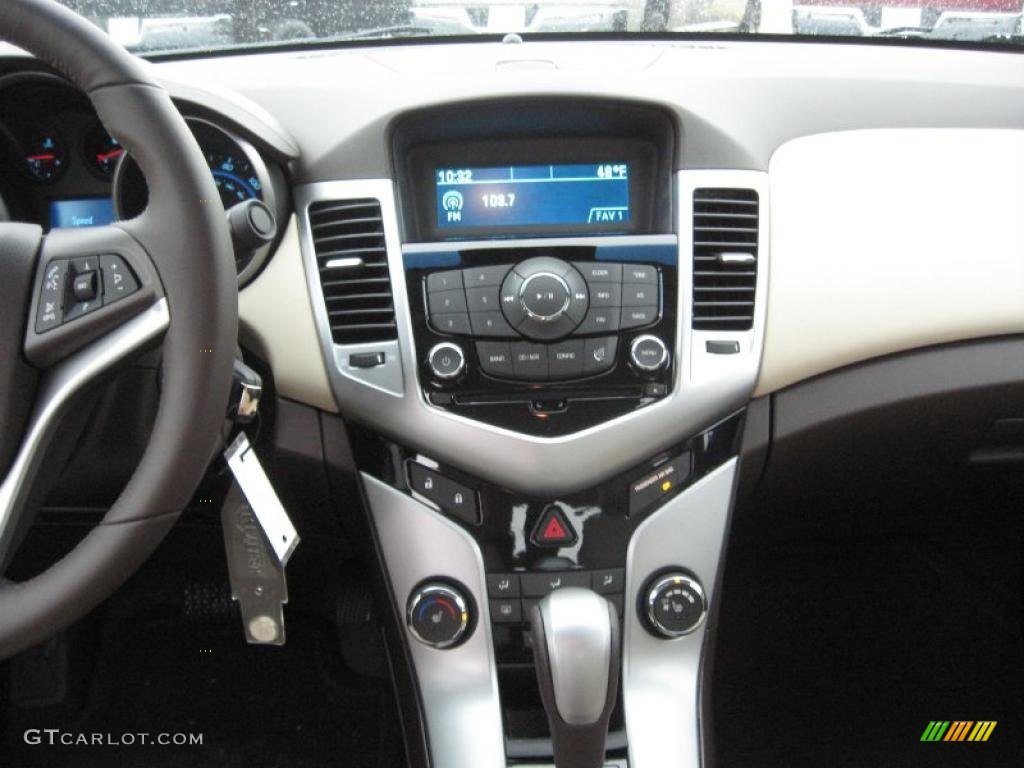 2011 Chevrolet Cruze LT Controls Photo #40170433