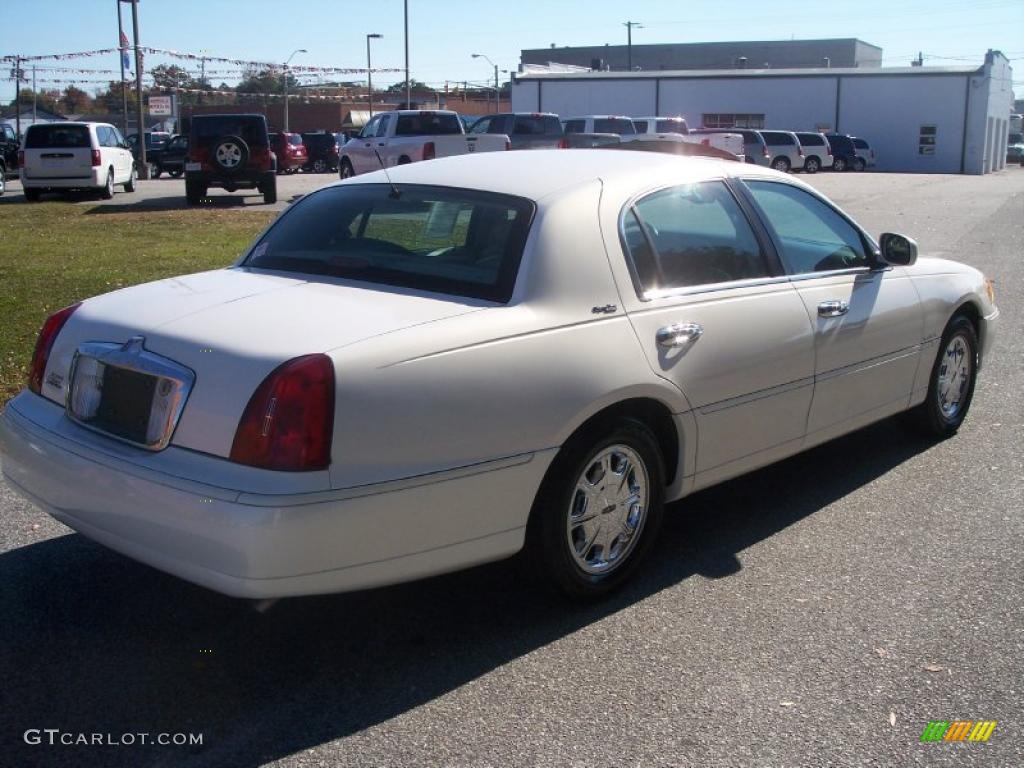 Vibrant White 1998 Lincoln Town Car Signature Exterior Photo #40172485