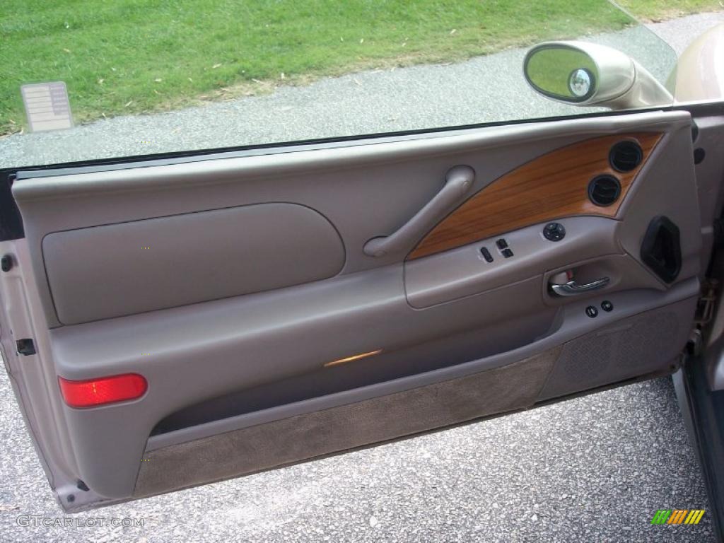 1995 Buick Riviera Coupe Beige Door Panel Photo #40173149
