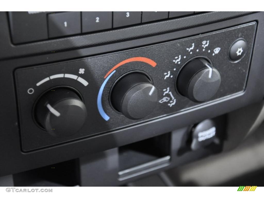 2011 Dodge Dakota Big Horn Extended Cab Controls Photo #40192168