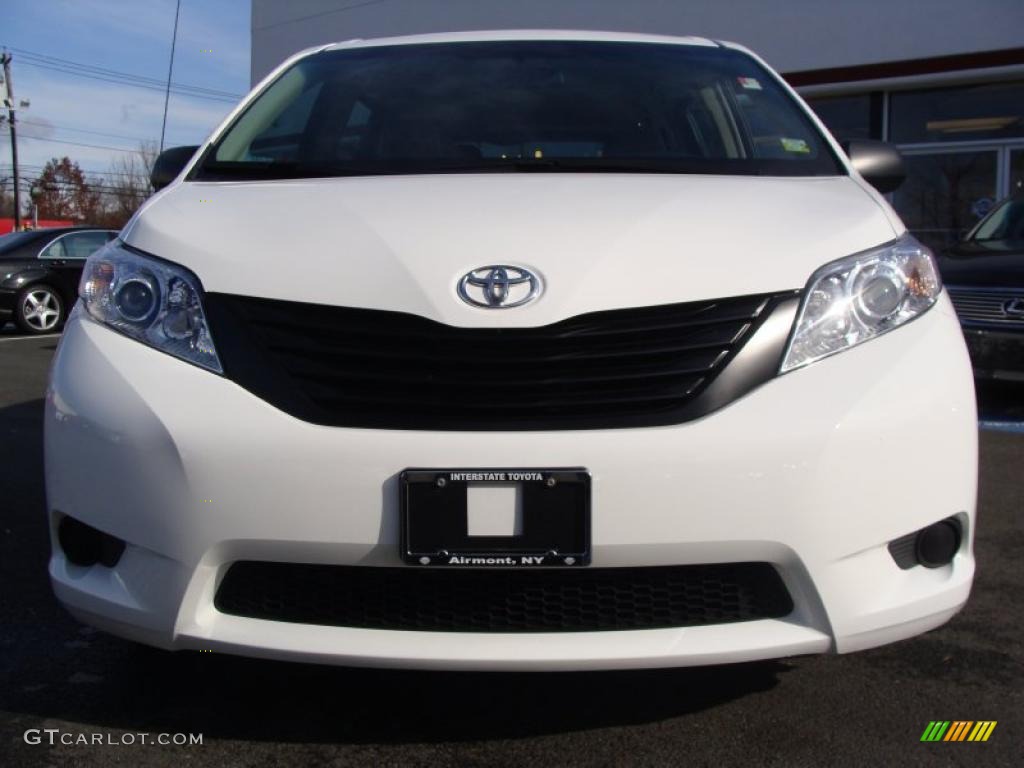 2011 Sienna V6 - Super White / Bisque photo #2