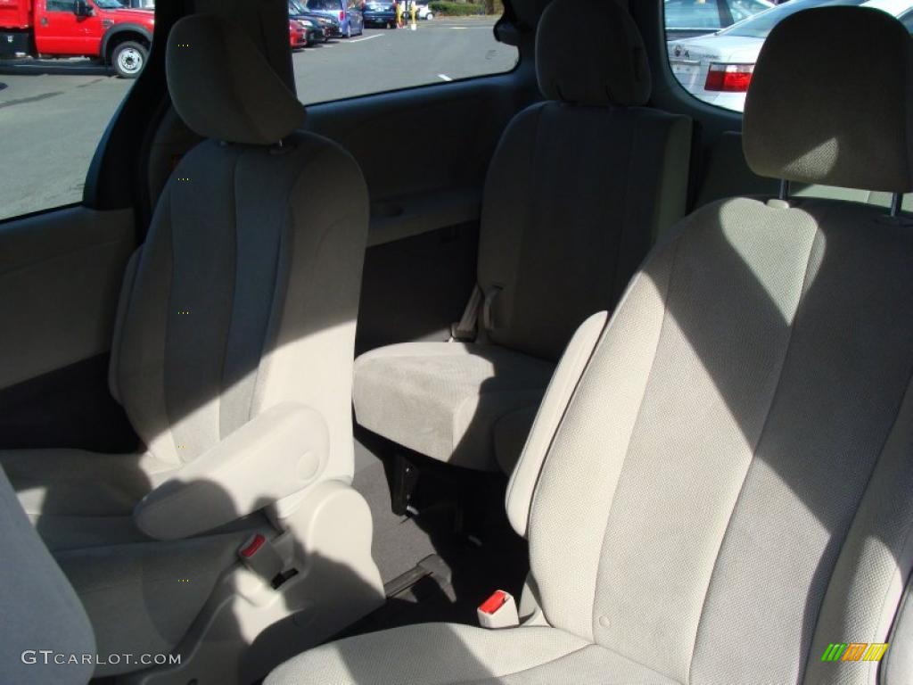 2011 Sienna V6 - Super White / Bisque photo #10