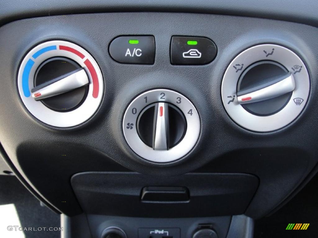 2011 Hyundai Accent GS 3 Door Controls Photo #40200568