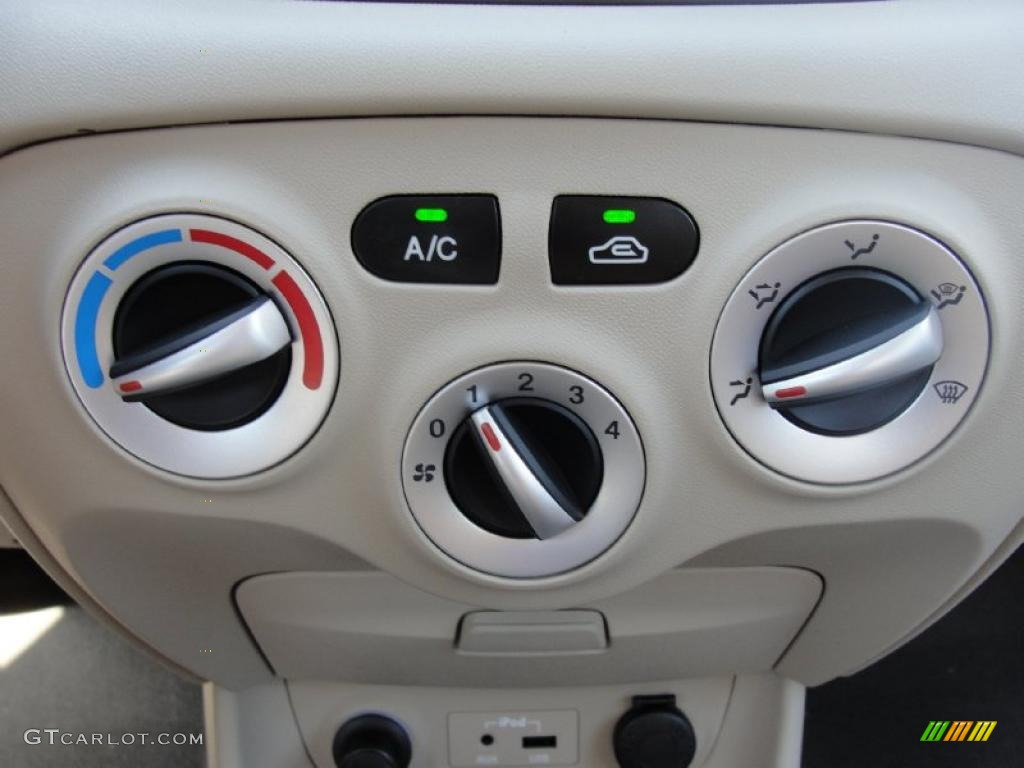 2011 Hyundai Accent GLS 4 Door Controls Photo #40202492