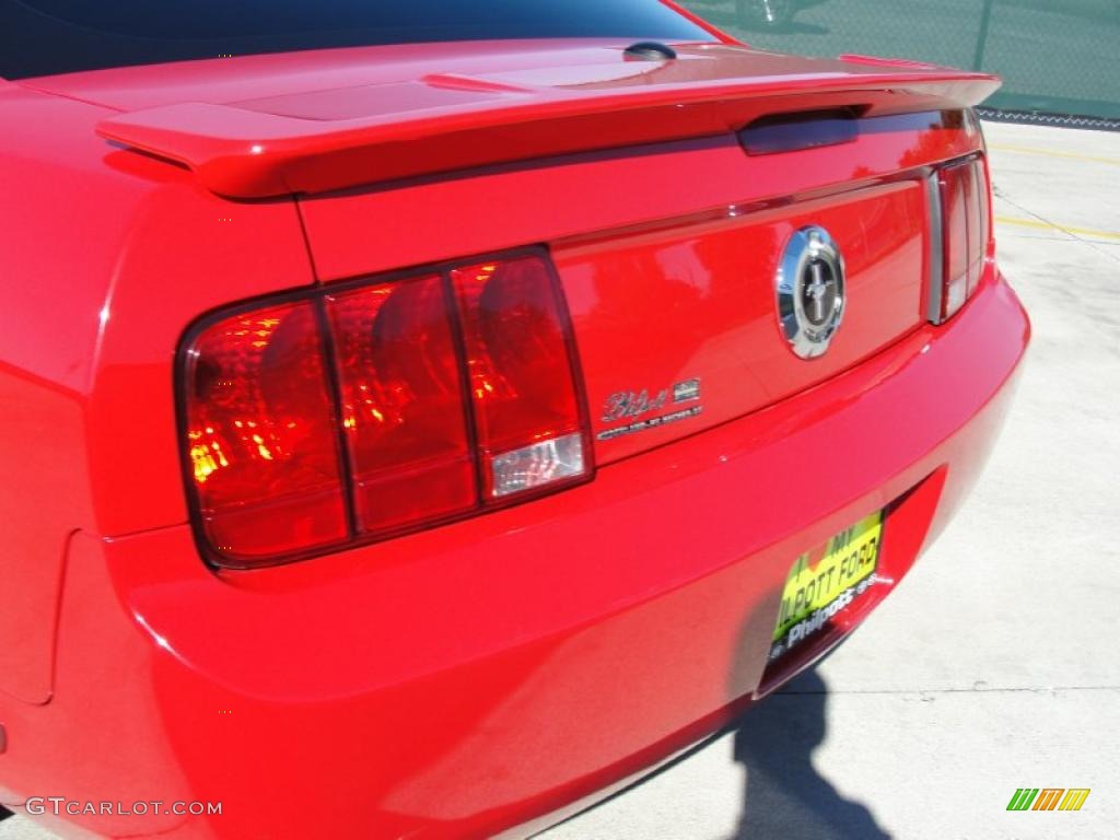 2007 Mustang V6 Deluxe Coupe - Torch Red / Light Graphite photo #19
