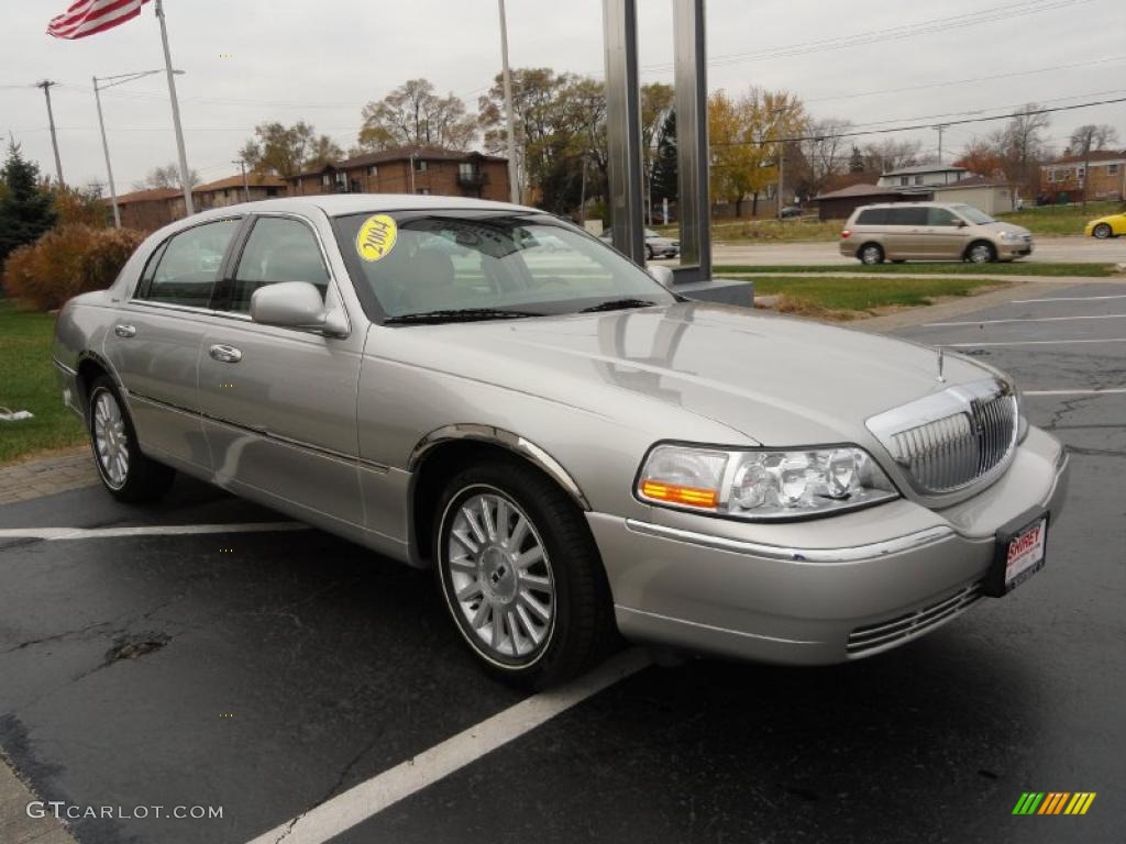 Silver Birch Metallic 2004 Lincoln Town Car Signature Exterior Photo #40208557