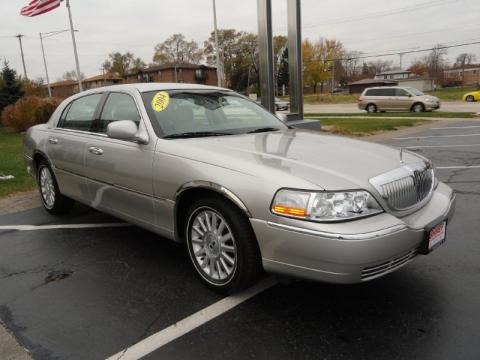 2004 Lincoln Town Car Signature Data, Info and Specs