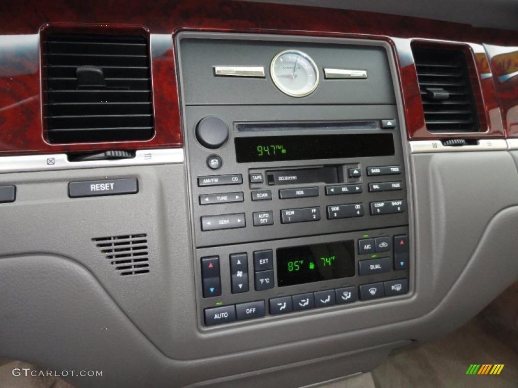 2004 Lincoln Town Car Signature Controls Photo #40208761