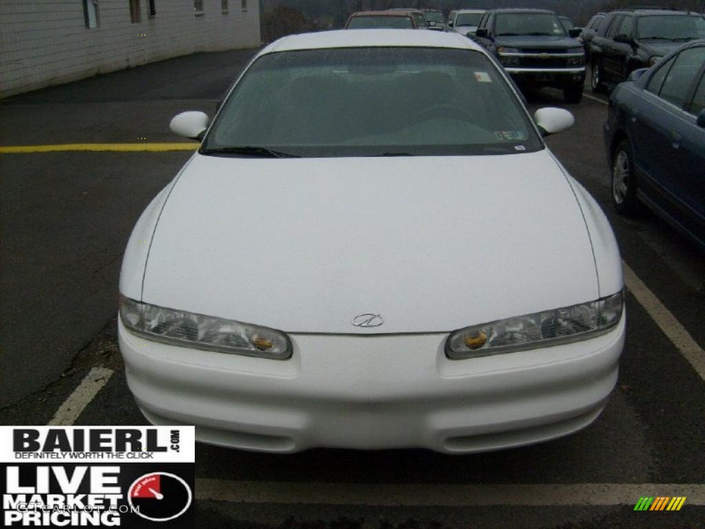 1999 Intrigue GL - Arctic White / Pewter photo #2