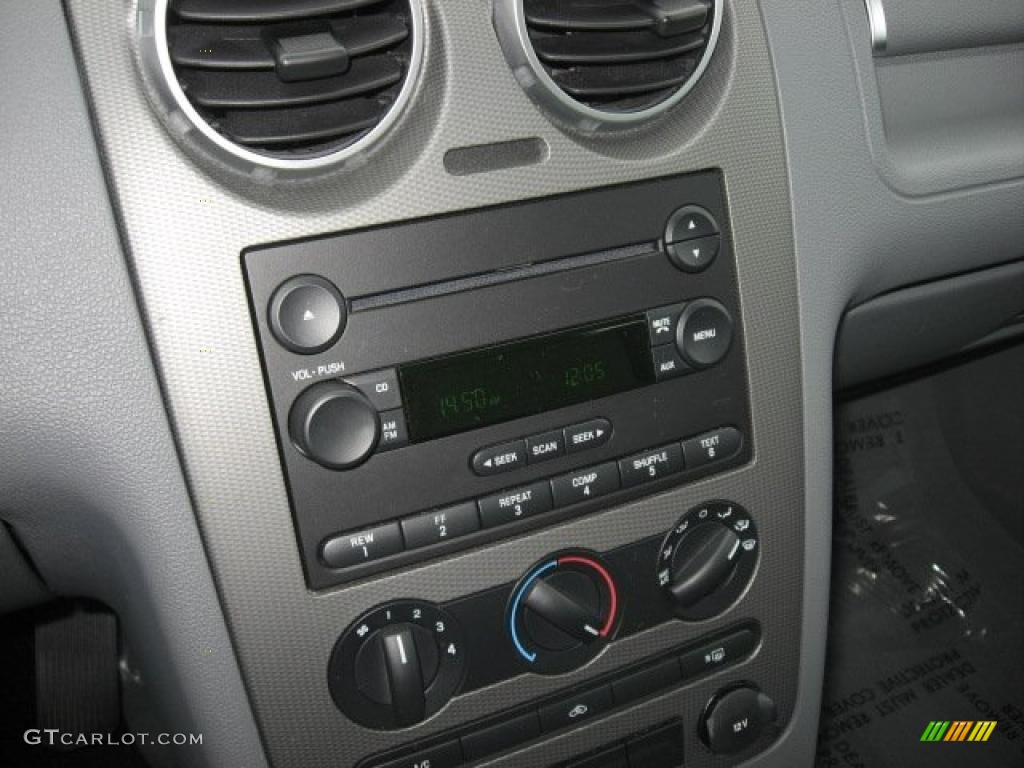 2005 Ford Freestyle SE Controls Photo #40237966