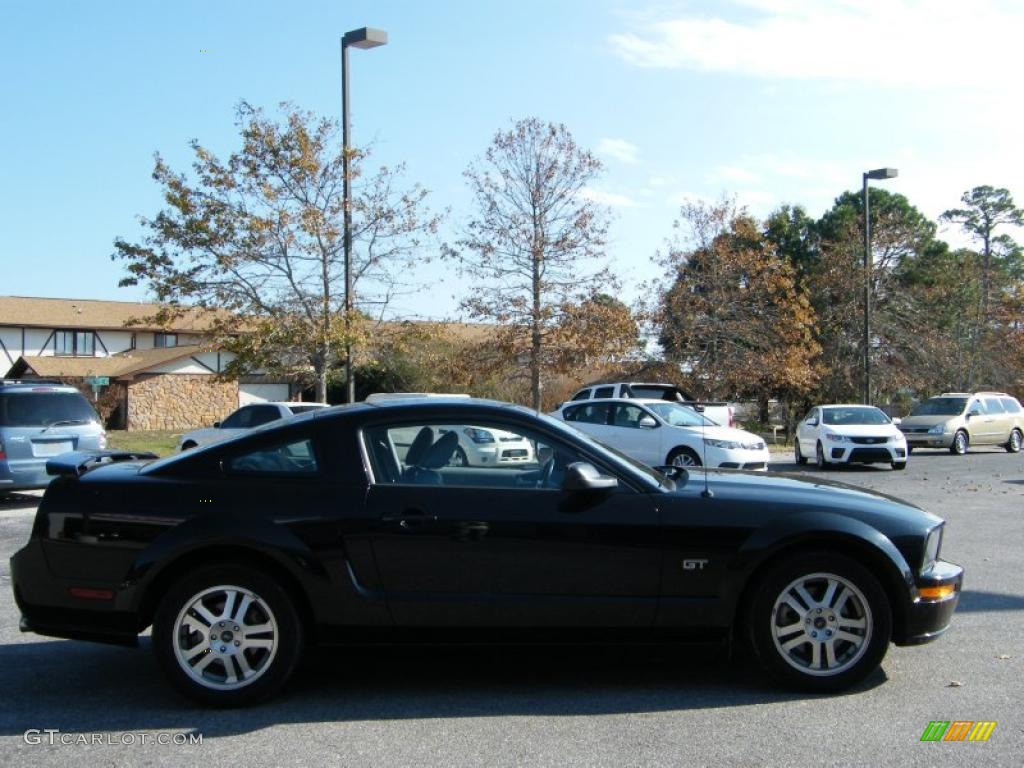 2005 Mustang GT Premium Coupe - Black / Light Graphite photo #6